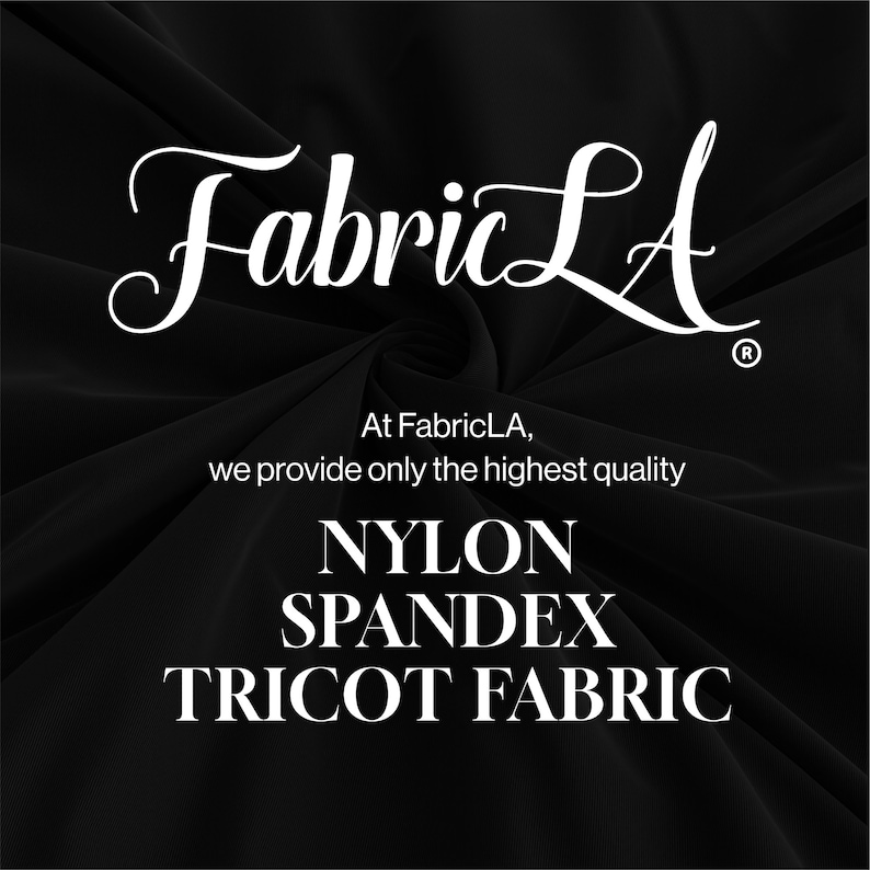 Puede incluir: Texto en blanco y negro sobre un fondo de tela negro. El texto dice "Fabric LA" con un s&iacute;mbolo de marca registrada. Debajo del logotipo, el texto dice "En FabricLA, ofrecemos solo la m&aacute;s alta calidad de TEJIDO TRICOT DE NYLON SPANDEX".