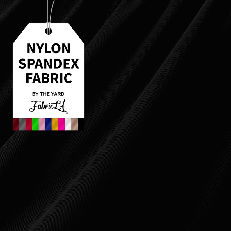 Puede incluir: Tela de nylon y spandex negra vendida por yardas. La tela es lisa y tiene un ligero brillo. La etiqueta dice "Nylon Spandex Fabric by the Yard FabricLA".