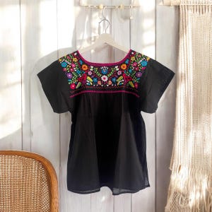 Mexikanische Sommerbluse mit handgemachter Stickerei, Boho schwarze Bluse S, Geschenk für Frauen