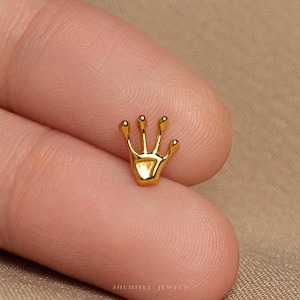 a small gold ring with a crown on it