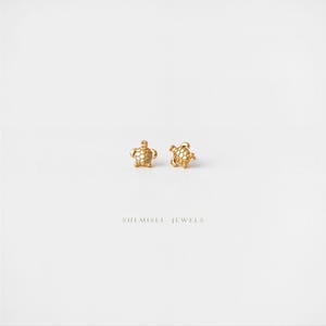 Tiny Sea Turtle Stud Earring, Unisex, Gold, Silver SHEMISLI - SS159