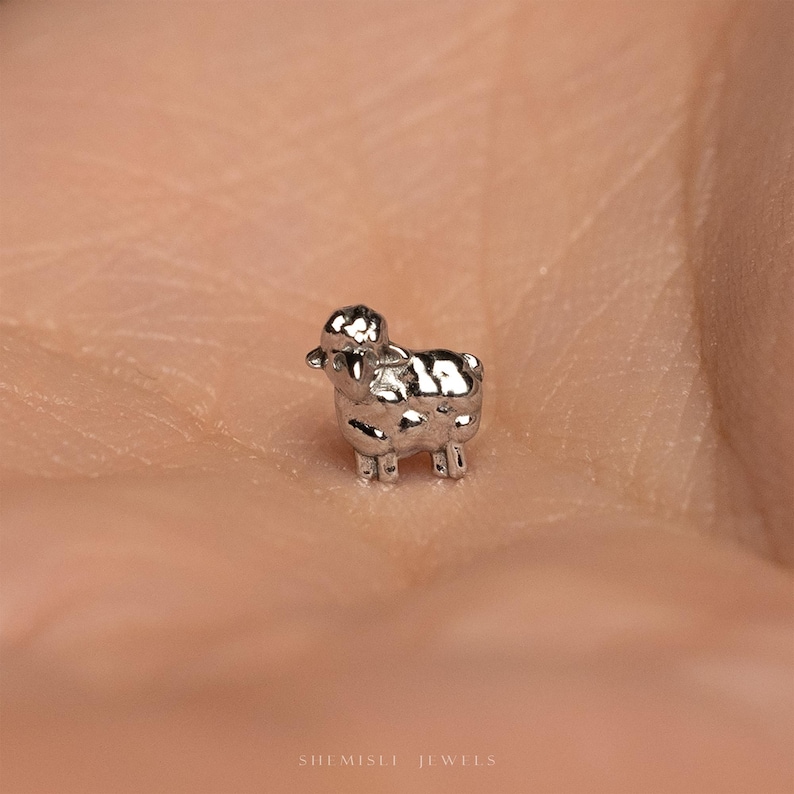 Sheep Stud, Threadless Flat Back Earring, Minimalist Style, A-SS1375 afbeelding 1