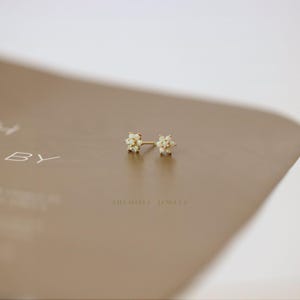 Opal Flower Stud Earring, Unisex, Gold, Silver SHEMISLI - SS161 Butterfly End, SS460 Screw Ball End (Type A)
