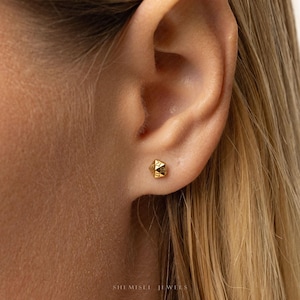 Tiny Icosahedron Dice Threadless Flat Back Earring, 20,18,16ga, 5-10mm Unisex, Surgical Steel SHEMISLI SS1115