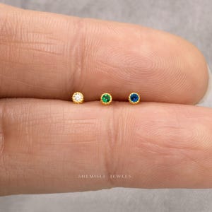 Super petit clou d'oreille en pierre CZ, pierre blanche, émeraude, saphir, unisexe, or, argent SHEMISLI - SS231, SS232, SS233