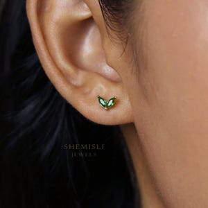 Clous d'oreilles petite fleur CZ émeraude, unisexe, or, argent SHEMISLI SS137 extrémité papillon, extrémité sphérique vissée SS867 (type A)