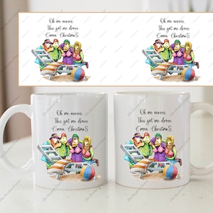 Puede incluir: Dos tazas de cerámica blanca con una ilustración colorida de un grupo de personas en una playa. El texto en las tazas dice "Oh me nerves. This got me drove C'mon Christina S".