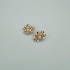 Vintage Crown Trifari Gold Tone Faux Pearl Clip On Earrings