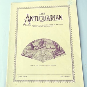 Op de afbeelding: De omslag van een vintage tijdschrift getiteld "The Antiquarian: A Monthly Magazine for the Collector of Antiques, Works of Art and Rarities." De omslag toont een zwart-witte illustratie van een waaier met een bloemmotief. De tekst "June, 1924" en "30c a Copy" staat onderaan de omslag gedrukt.