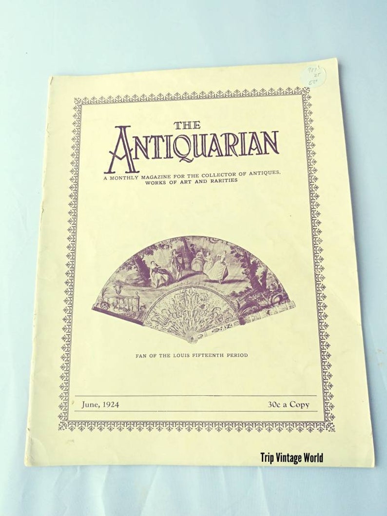 Op de afbeelding: De omslag van een vintage tijdschrift getiteld "The Antiquarian: A Monthly Magazine for the Collector of Antiques, Works of Art and Rarities." De omslag toont een zwart-witte illustratie van een waaier met een bloemmotief. De tekst "June, 1924" en "30c a Copy" staat onderaan de omslag gedrukt.