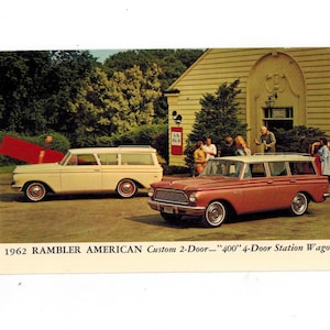 Vintage Auto-Postkarte 1962 Rambler American Custom 2-Türer "400" 4-Türer Kombis Leute vor der Kirche Litho in den USA