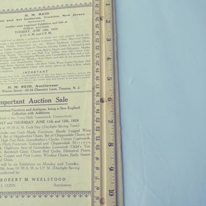 Op de afbeelding: Een vintage advertentie voor een veiling van antieke meubels en verzamelvoorwerpen. De advertentie vermeldt de datum, tijd en locatie van de veiling, evenals enkele van de items die zullen worden verkocht, waaronder meubels, porselein en zilver. De advertentie is gedrukt op een vergeeld stuk papier met een decoratieve rand.