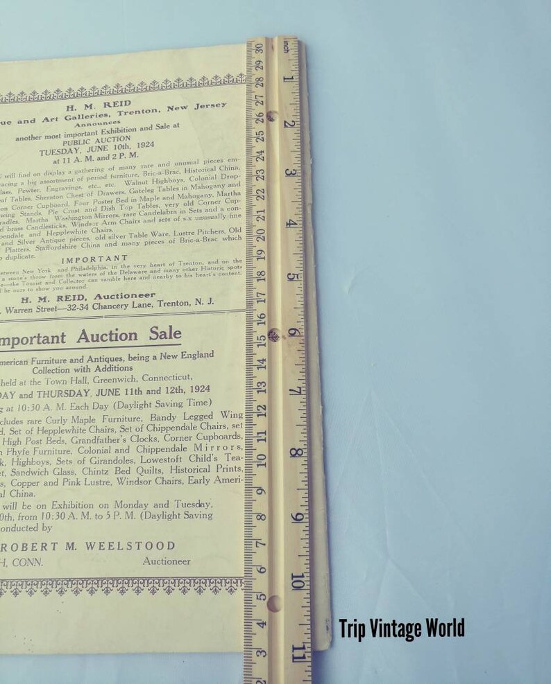 Op de afbeelding: Een vintage advertentie voor een veiling van antieke meubels en verzamelvoorwerpen. De advertentie vermeldt de datum, tijd en locatie van de veiling, evenals enkele van de items die zullen worden verkocht, waaronder meubels, porselein en zilver. De advertentie is gedrukt op een vergeeld stuk papier met een decoratieve rand.