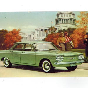 Zabytkowa pocztówka samochodowa Cascade Green Corvair 700 firmy Chevrolet 4 drzwi 6 pasażerów Kobiety i policjant Lata 60. Ephemera Litho w USA