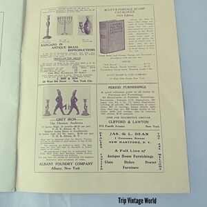 Op de afbeelding: Een vintage advertentie voor antieke messing reproducties, grijze ijzeren haardvuurbeugels en een volledige lijn van antieke huisdecoraties. De advertentie bevat illustraties van de producten en bevat contactgegevens voor de bedrijven.