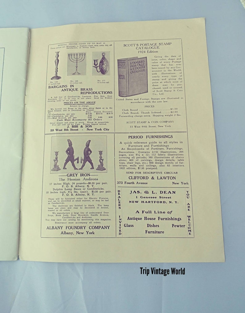 Op de afbeelding: Een vintage advertentie voor antieke messing reproducties, grijze ijzeren haardvuurbeugels en een volledige lijn van antieke huisdecoraties. De advertentie bevat illustraties van de producten en bevat contactgegevens voor de bedrijven.