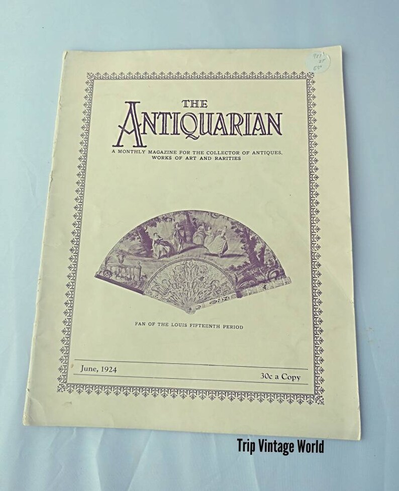 Op de afbeelding: Een vintage tijdschriftcover voor The Antiquarian, een maandelijks tijdschrift voor verzamelaars van antiek, kunstwerken en zeldzaamheden. De cover toont een zwart-witte illustratie van een waaier uit de periode van Lodewijk XV. De tekst op de cover luidt "The Antiquarian", "A Monthly Magazine for the Collector of Antiques, Works of Art and Rarities", "June, 1924", "Fan of the Louis Fifteenth Period", en "30c a Copy".