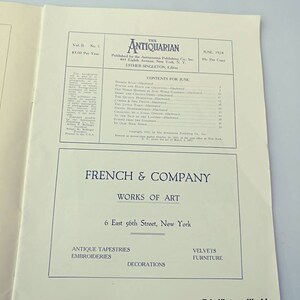 Op de afbeelding: Een zwart-witte advertentie voor French & Company, Works of Art, gevestigd aan 6 East 56th Street, New York. De advertentie vermeldt antieke wandtapijten, borduurwerk, decoraties, fluweel en meubels.