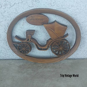 Holz Wand Kunst Burwood Plaque Wagen Victoria Holz Wandskulptur 3D Wandskulptur Holz Rustikal Dekor Mid Century Aufhängen für Vintage Liebhaber