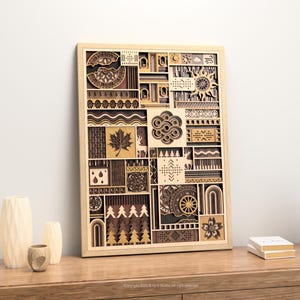 Puede incluir: Arte de pared de madera con un diseño geométrico. La obra de arte presenta varias formas y patrones, incluyendo una hoja de arce, un sol y árboles, en tonos marrón y beige. El arte está enmarcado en madera clara.