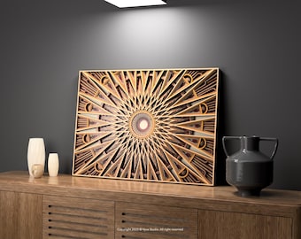 Op de afbeelding: Een gelaagd houten wandkunstwerk met een geometrisch sunburst-ontwerp. Het kunstwerk is voornamelijk lichtbruin met donkerbruine accenten en wordt tentoongesteld op een houten kast. Een grijze vaas en twee witte vazen staan ook op de kast.