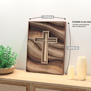 Puede incluir: Una obra de arte mural de madera con un dise&ntilde;o de cruz en capas. La obra mide aproximadamente 30 cm de ancho y 40 cm de alto, sobre un fondo de madera ondulada y multicolor. El texto "Scalable to any size" tambi&eacute;n es visible.