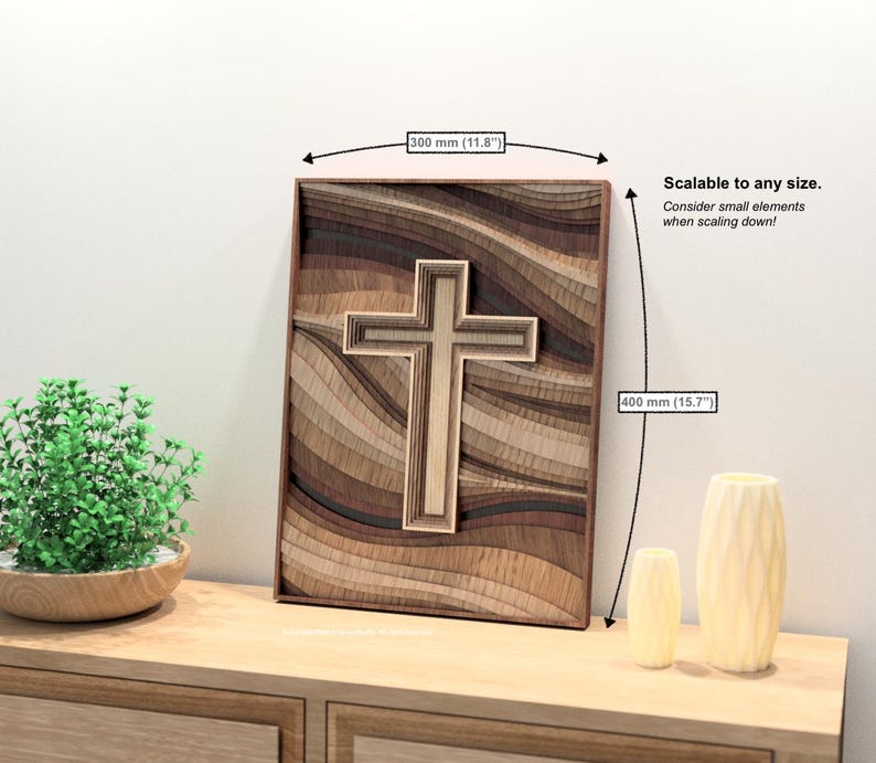 Puede incluir: Una obra de arte mural de madera con un dise&ntilde;o de cruz en capas. La obra mide aproximadamente 30 cm de ancho y 40 cm de alto, sobre un fondo de madera ondulada y multicolor. El texto "Scalable to any size" tambi&eacute;n es visible.