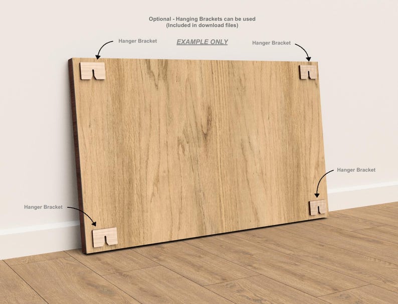 Puede incluir: Un panel de madera rectangular grande con un patr&oacute;n de vetas de madera marr&oacute;n claro. Cuatro peque&ntilde;os soportes de madera para colgar de color claro est&aacute;n unidos a las esquinas. El texto en la imagen dice "EXAMPLE ONLY" y "Hanger Bracket".