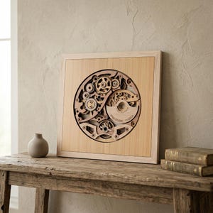 Puede incluir: Arte de pared de madera con un diseño detallado y en capas de engranajes y mecanismos de reloj dentro de un marco circular. La obra de arte está enmarcada en un marco de madera de color claro, con el texto "VIVA STUDIO 17122024" visible.