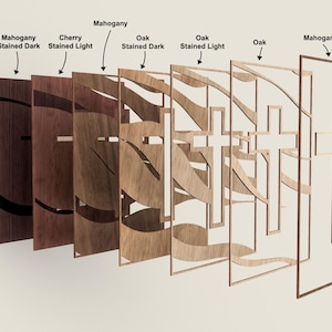 Puede incluir: Una exhibici&oacute;n art&iacute;stica de paneles de madera en varios acabados, incluyendo Nogal, Caoba, Cerezo y Roble. Los paneles est&aacute;n dispuestos para mostrar diferentes dise&ntilde;os, algunos con cortes de cruz. La imagen destaca la veta de la madera y las variaciones de color.