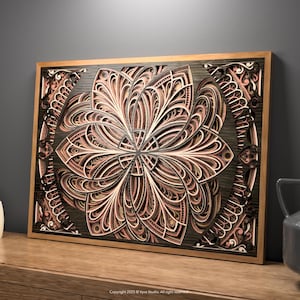 Peut inclure: Une œuvre d'art murale en bois multicouche avec un motif floral. L'œuvre présente un design détaillé à plusieurs couches dans des tons de marron, beige et noir, encadré dans un bois naturel. L'œuvre est exposée sur une surface en bois.