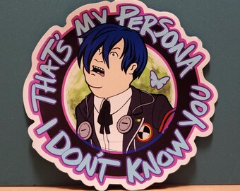 DAT IS MIJN PERSONA - Persona 3 Bobby Hill King of the Hill Crossover Vinyl Koelkastmagneet 10 cm