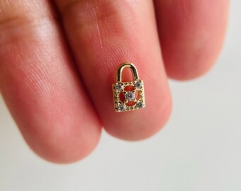 2個、ゴールドキュービックジルコニアロックチャーム（7 x 4 mm