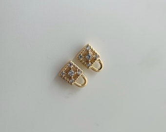 2個、ゴールドキュービックジルコニアロックチャーム（7 x 4 mm