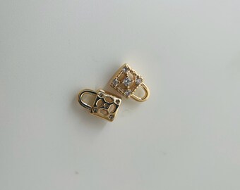 2個、ゴールドキュービックジルコニアロックチャーム（7 x 4 mm