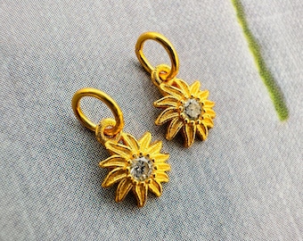Kleine goldfarbene Daisy Anhänger aus Sterling Silber, 6 x 6 mm