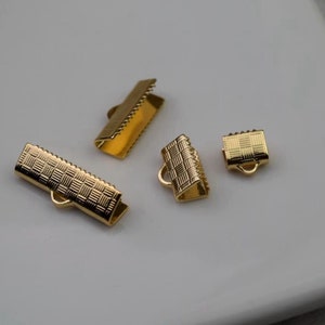 Puede incluir: Cuatro cierres de metal dorado para la elaboraci&oacute;n de joyas. Los cierres tienen una forma cuadrada y una superficie texturizada.