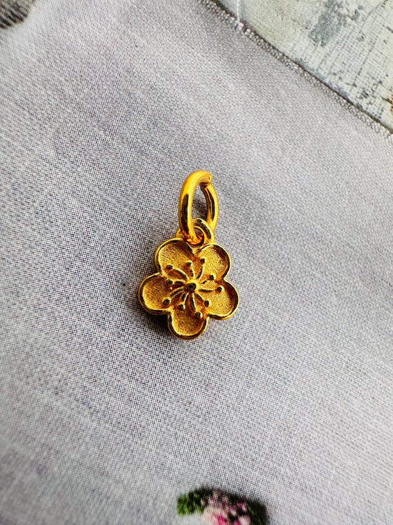 Collana con ciondolo a forma di cuore in argento sterling placcato oro con fiori veri