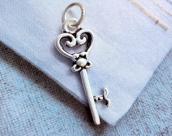 Sterling Silver Key Charm  , 17mm, 1 piece