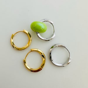 Verdrehte Huggies Ohrringe / 18mm / Vergoldet oder Versilbert / Charm Ausgeschlossen