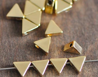 5 dreieckige Perlen Charm Anhänger / Messing vergoldet / 7x3mm