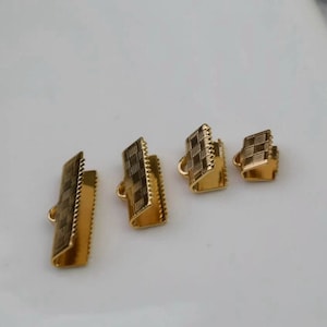 Puede incluir: Cuatro tapones de cord&oacute;n de metal de color dorado de diferentes tama&ntilde;os. Los tapones tienen un patr&oacute;n a cuadros y est&aacute;n dise&ntilde;ados para ser utilizados para la fabricaci&oacute;n de joyas.