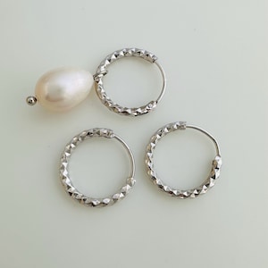 Kreis Huggies Ohrringe / 14mm / versilbert / Charm Ausgeschlossen