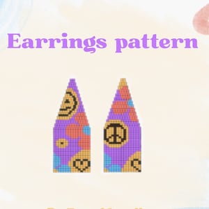 Op de afbeelding: Oorbelpatroonontwerp met twee driehoekige vormen met een paarse basis. Het ontwerp bevat een vredesteken, bloemen en harten in verschillende kleuren. De tekst bovenaan luidt "Earrings pattern" en onderaan "By TravelJewell".