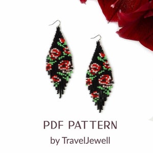 Könnte beinhalten: PDF-Muster für Perlenohrringe mit Blumenmuster. Die Ohrringe sind schwarz mit roten, weißen und grünen Blumen. Das Muster ist von TravelJewell.