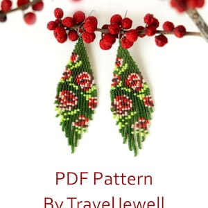 Peut inclure: Patron PDF pour des boucles d'oreilles en perles avec un motif floral vert et rouge. Les boucles d'oreilles sont suspendues à une branche avec des baies rouges. Le texte "PDF Pattern By TravelJewell" est en bas de l'image.