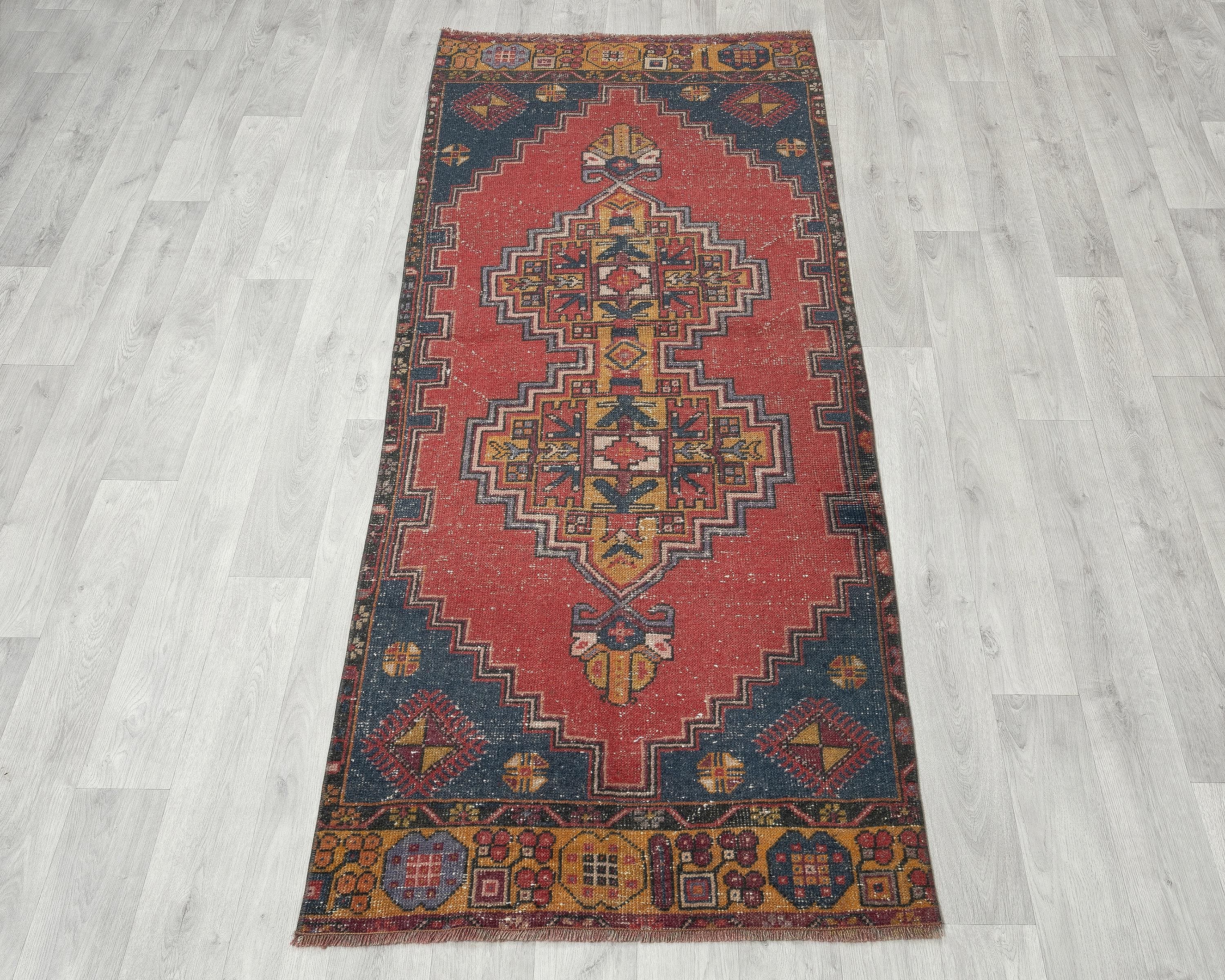 小さなヴィンテージトルコ製ウシャックラグ 3x7：手作り寝室用ラグ