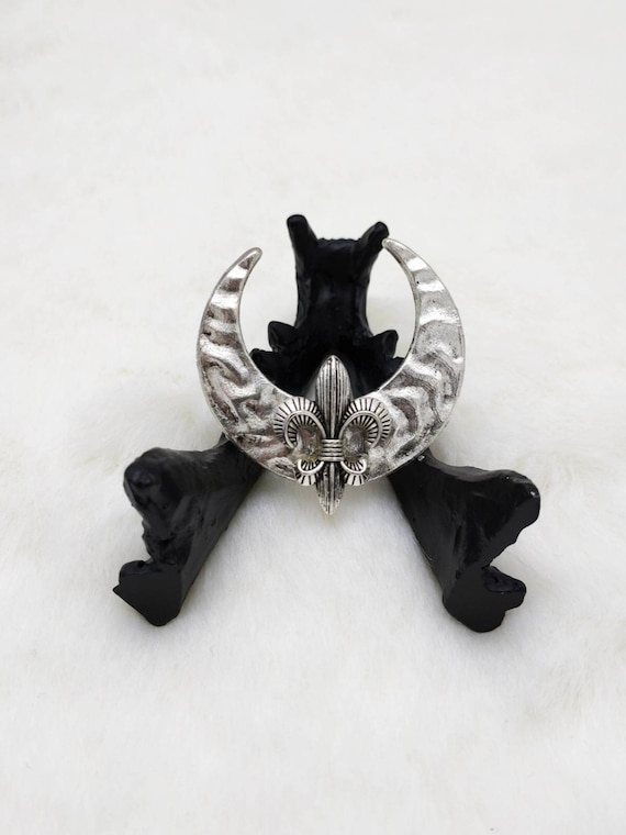 Fleur de lys face gem