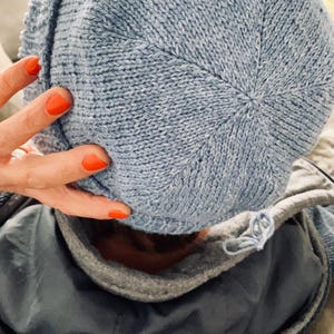 Modèle de tricot pour un bonnet avec des diminutions en 5 panneaux, instructions *avec vidéos, téléchargement numérique au format PDF (allemand), montage italien expliqué.