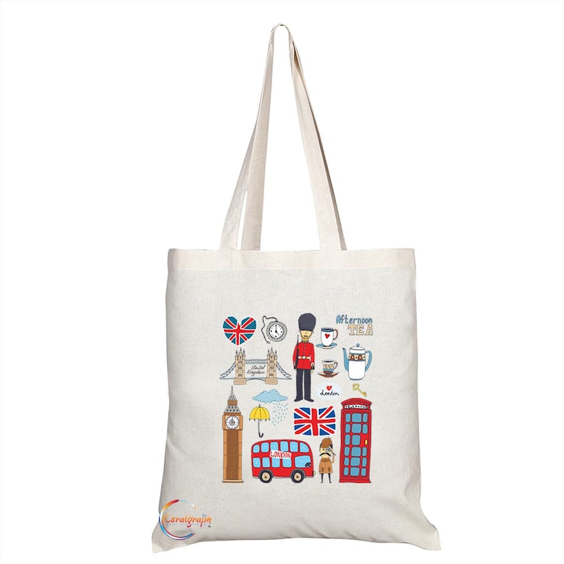 Puede incluir: Una bolsa de lona blanca con un dise&ntilde;o colorido que presenta monumentos emblem&aacute;ticos de Londres, como el Big Ben, un autob&uacute;s de dos pisos rojo, una cabina telef&oacute;nica roja y una bandera de la Union Jack. El texto "Afternoon Tea" est&aacute; impreso en la bolsa.